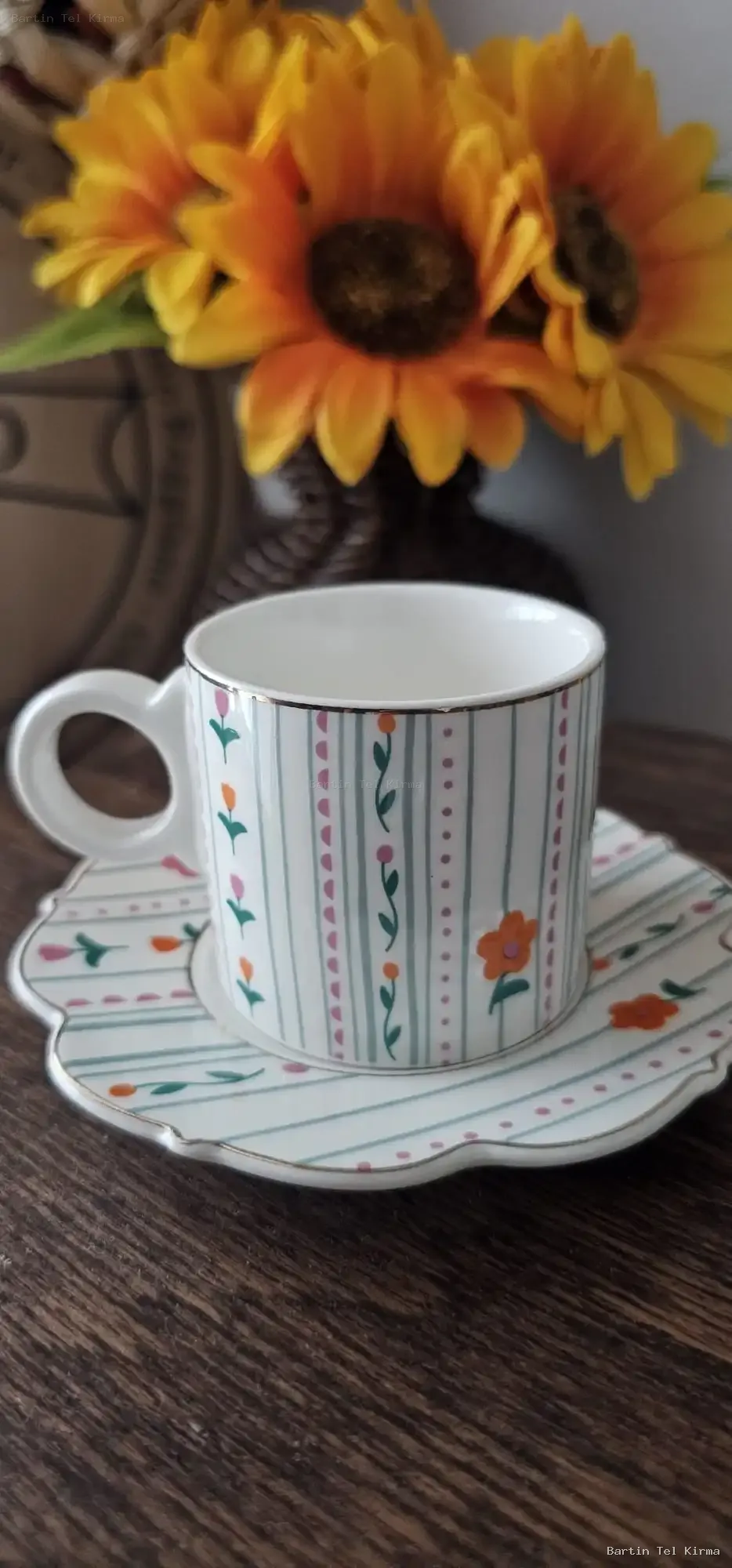 Vintage Çizgili ve Bahar Çiçekli, Papatya Tabaklı Kahve Fincanı